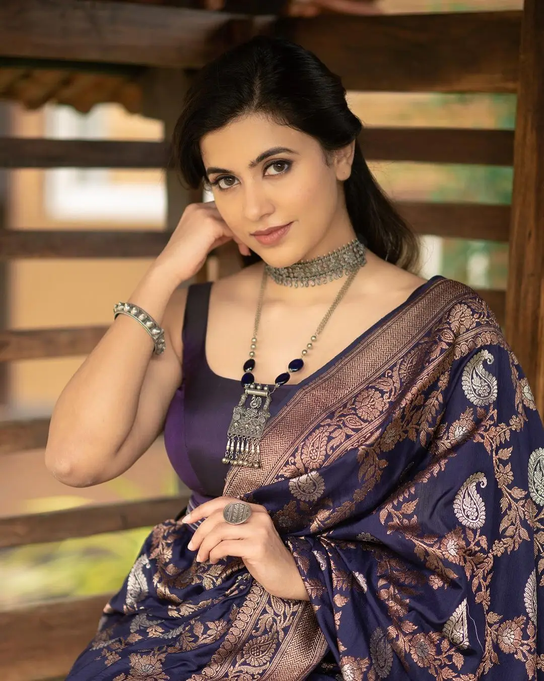 tamil actress anju kurian stills in sleeveless blue saree